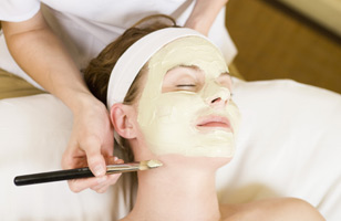 Rs. 225 to avail face polishing & glow pack worth Rs. 2800 at Enrich Beauty Clinic