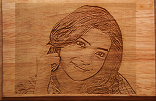 Rs. 374 for free home-delivery of personalised photo engraved rubber wood plate worth Rs. 750