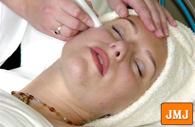 Rs. 449 for two sessions of microdermabrasion or chemical peel worth Rs. 3300