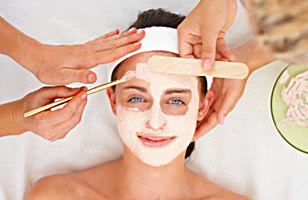 Rs. 375 for haircut, head massage, facial and more worh Rs. 3000 at Unique Beauty Saloon